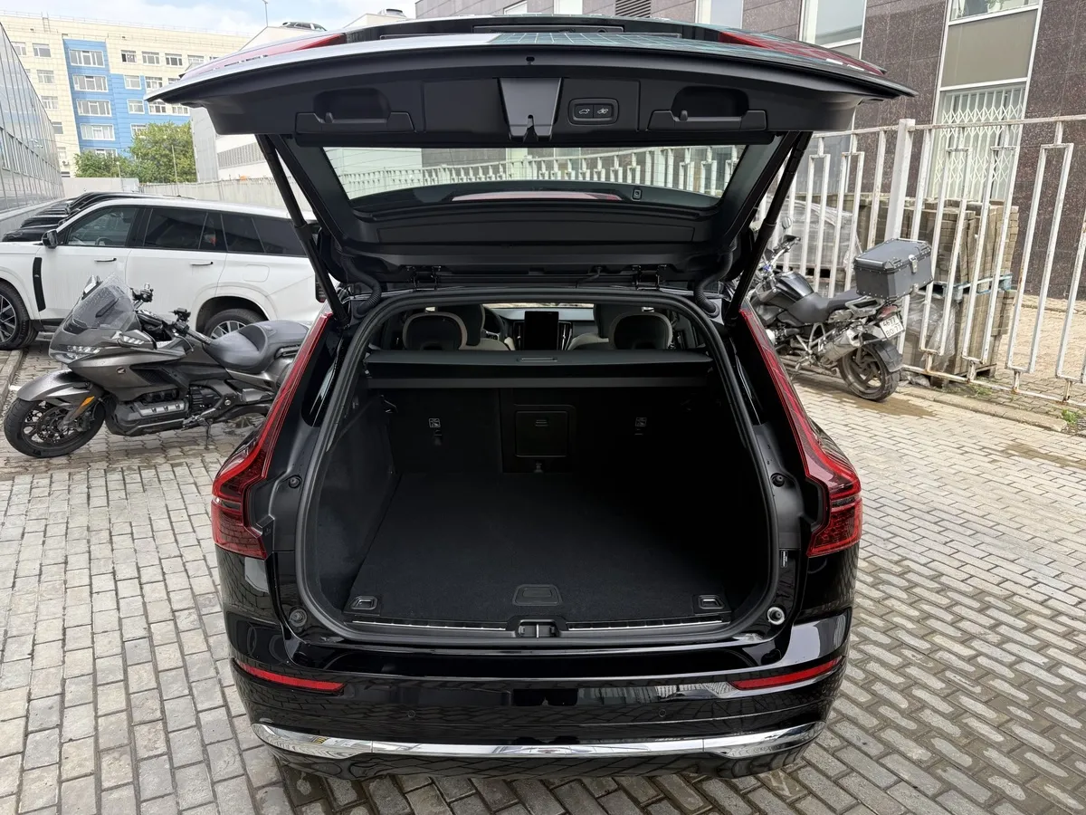 Volvo XC60 2.0 AT AWD (264 л.с.) Luxury Edition Черный в АВИЛОН. Слайд №11