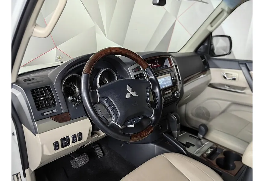 Mitsubishi Pajero 3.8 AT (250 л.с.) Белый в АВИЛОН. Слайд №18