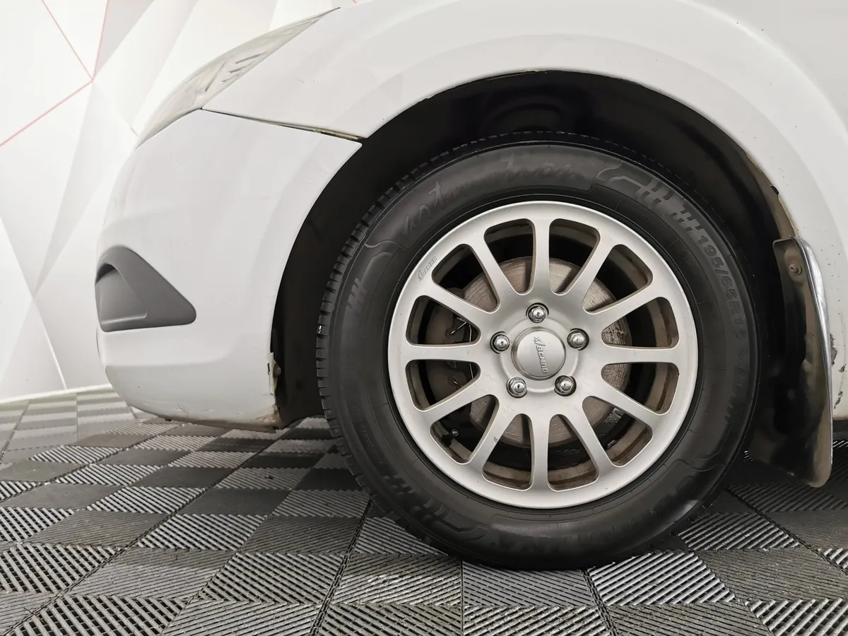 Ford Focus 1.6 MT (101 л.с.) Белый в АВИЛОН. Слайд №9