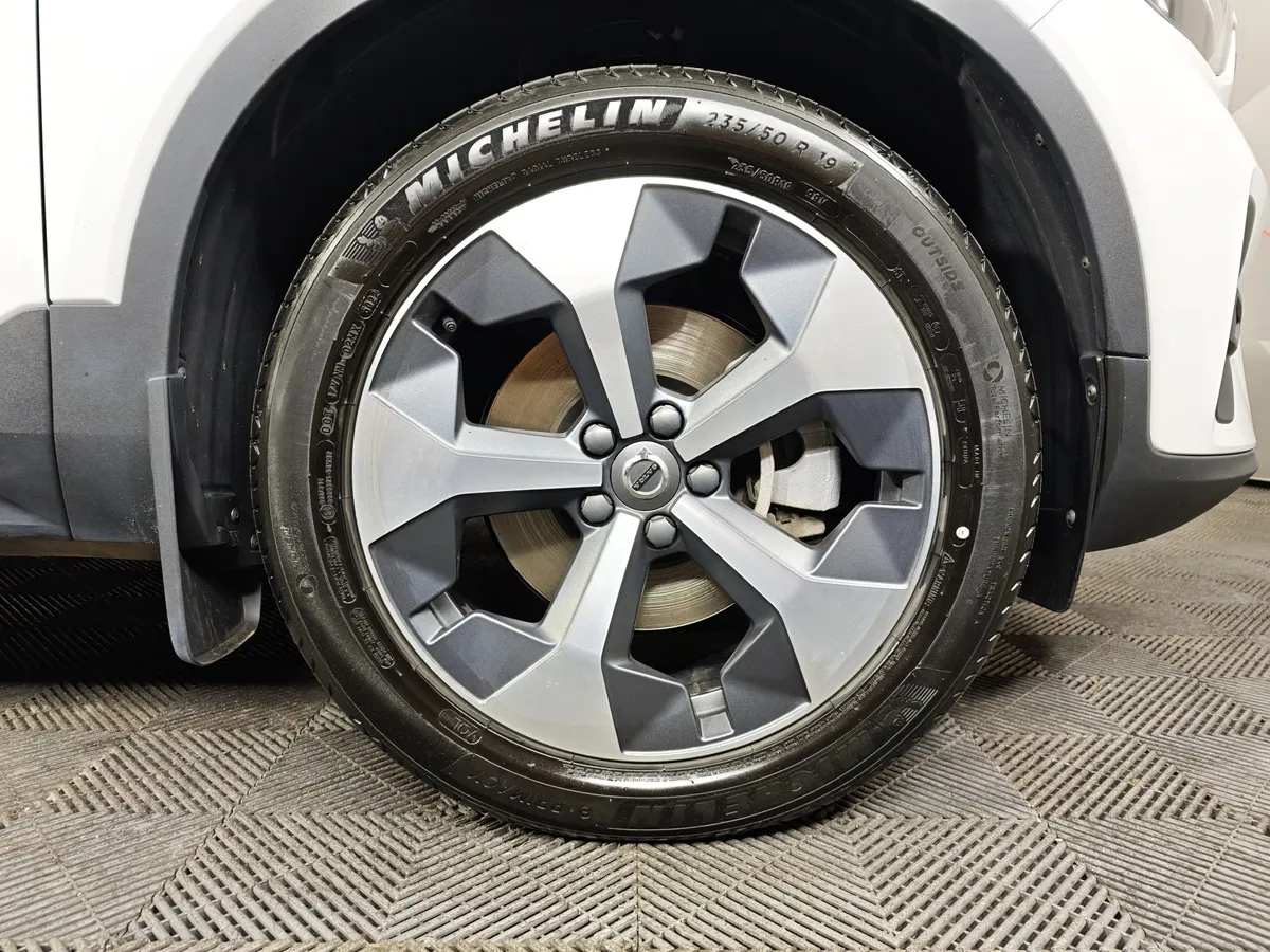 Volvo XC40 2.0 B4 AT AWD (190 л.с.) Deluxe Белый в АВИЛОН. Слайд №9