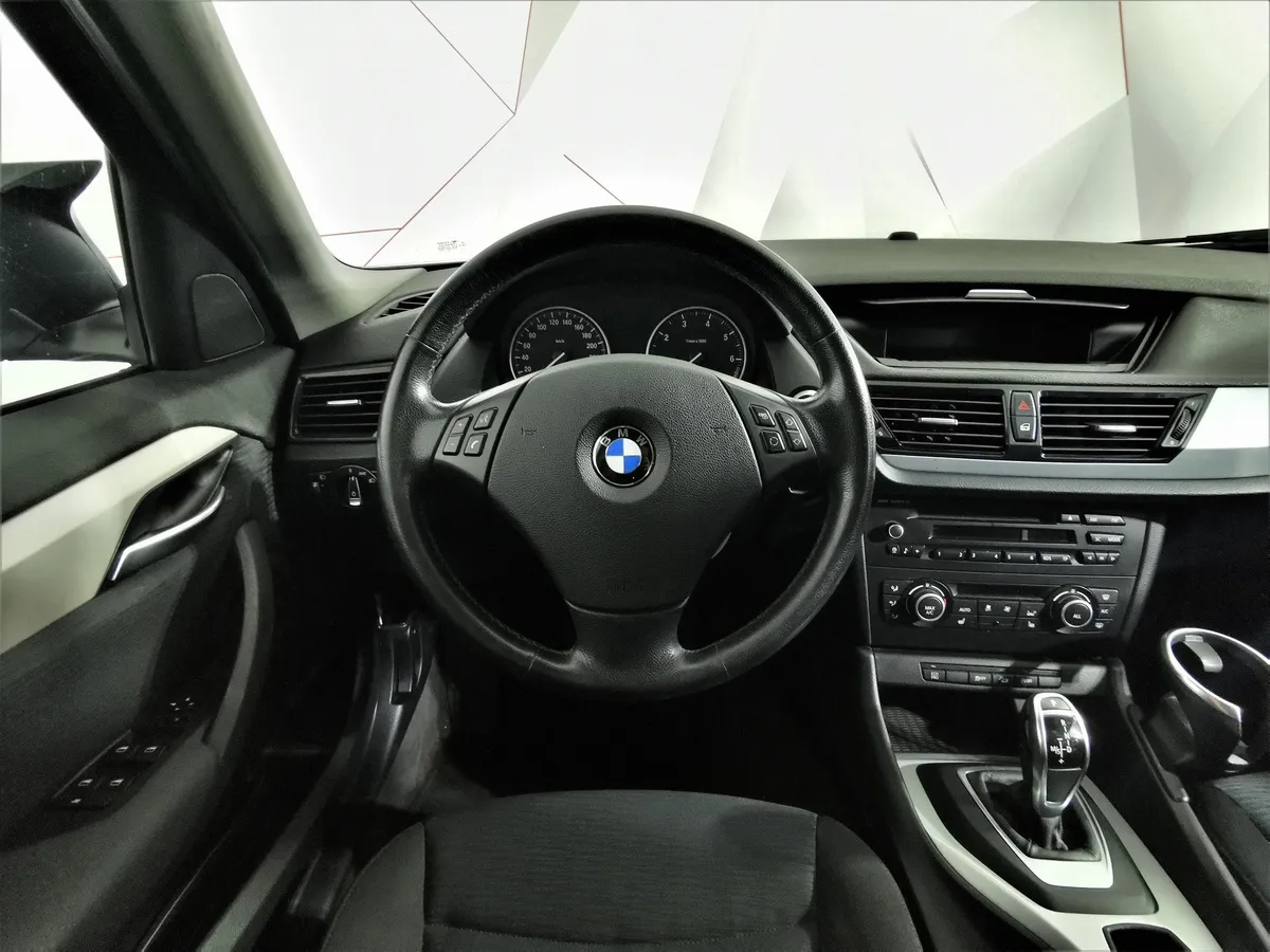 BMW X1 xDrive20i AT (184 л.с.) Серебристый в АВИЛОН. Слайд №13