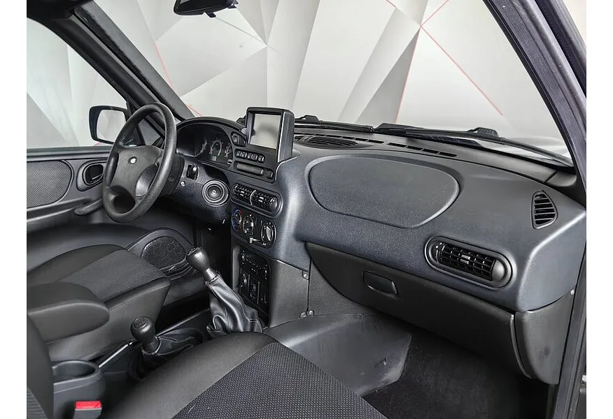 ВАЗ (Lada) Niva 1.7 MT 4WD (80 л.с.) Black Черный в АВИЛОН. Слайд №7