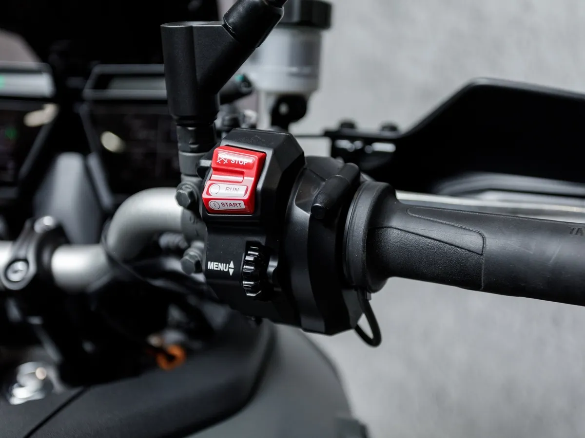 Yamaha Tracer 900 847 см³ (115 л.с.) (115) 847 Серый в АВИЛОН. Слайд №11