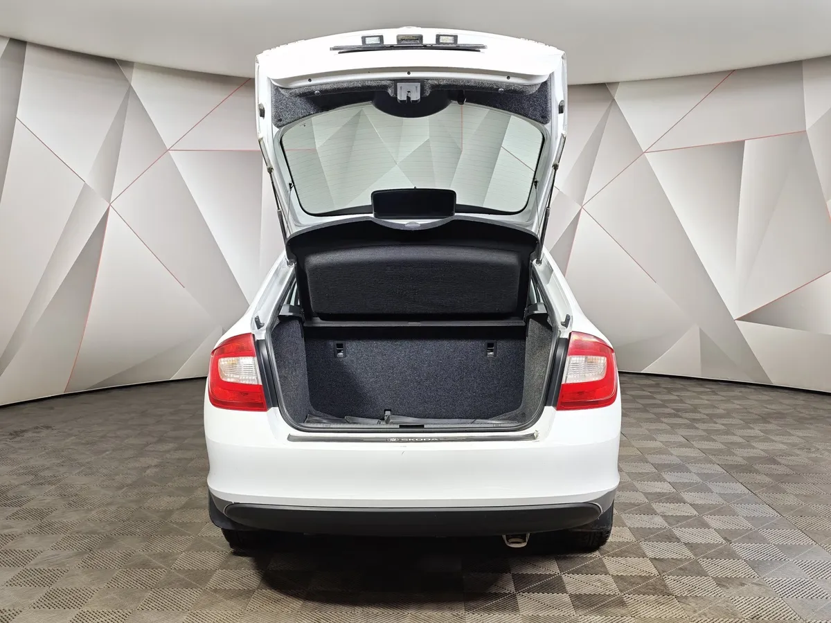 Skoda Rapid 1.6 MT (90 л.с.) Белый в АВИЛОН. Слайд №12
