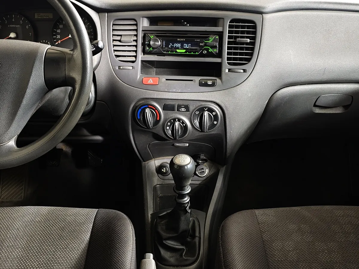 Kia Rio 1.4 MT (97 л.с.) Бежевый в АВИЛОН. Слайд №13