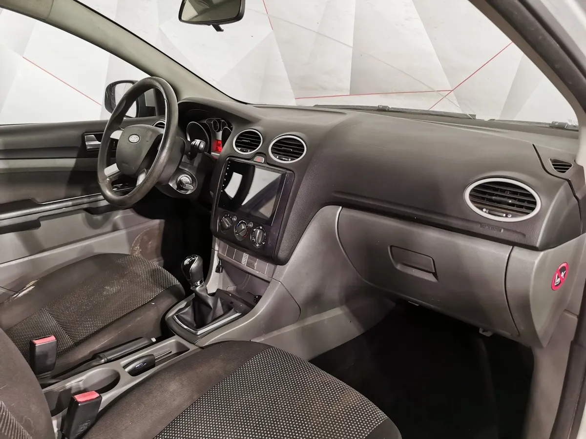 Ford Focus 1.6 MT (101 л.с.) Comfort Серебристый в АВИЛОН. Слайд №11