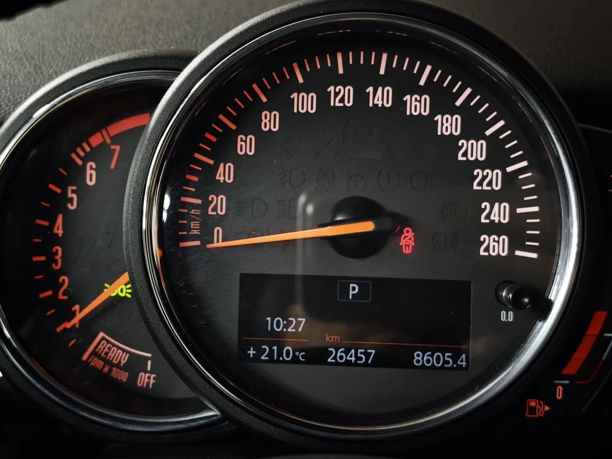 Mini 5 дверей Cooper 1.5 AMT (136 л.с.) Оранжевый в АВИЛОН. Слайд №13