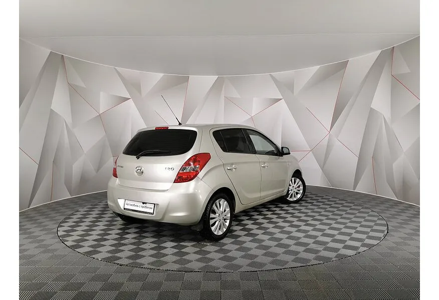 Hyundai i20 1.4 AT (101 л.с.) Бежевый в АВИЛОН. Слайд №2