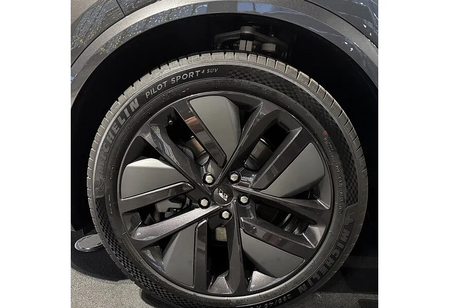 Li Auto L9 1.5 AT 4WD (449 л.с.) Max Серый в АВИЛОН. Слайд №16