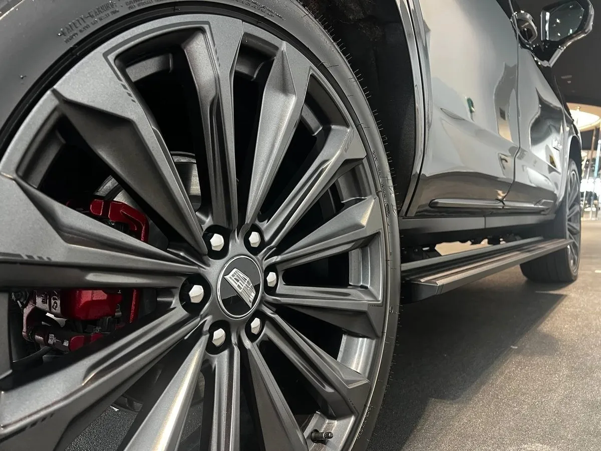Cadillac Escalade V 6.2 AT 4WD (690 л.с.) V-series Черный в АВИЛОН. Слайд №28