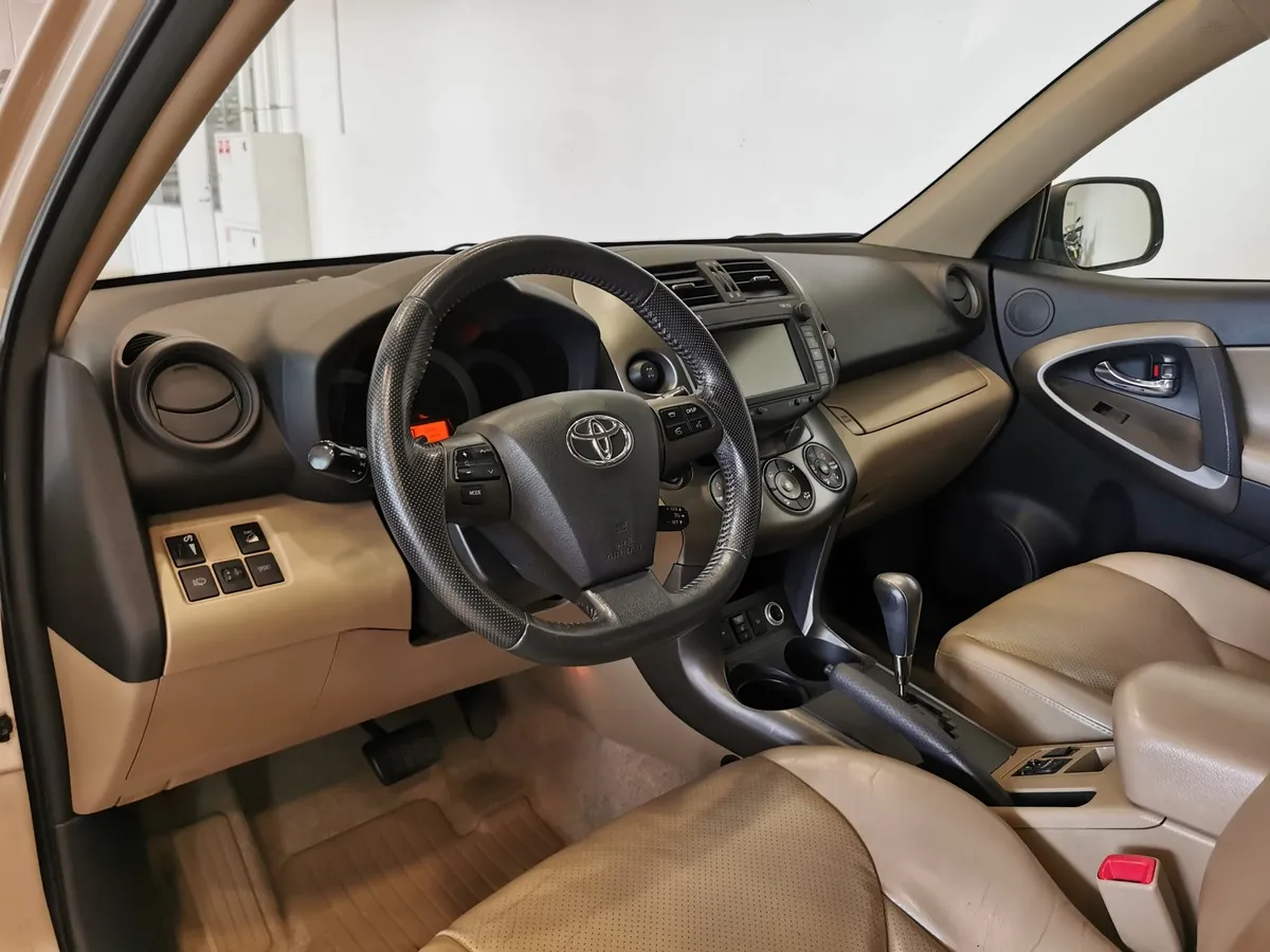 Toyota RAV4 2.0 CVT (148 л.с.) Стандарт Бежевый в АВИЛОН. Слайд №18