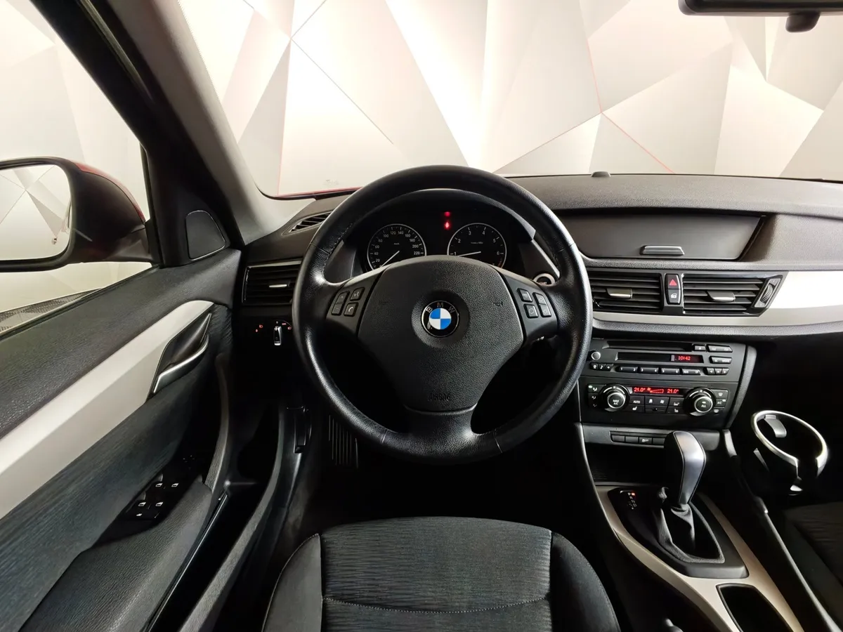 BMW X1 sDrive18i AT (150 л.с.) Базовая. Локальная сборка Оранжевый в АВИЛОН. Слайд №15