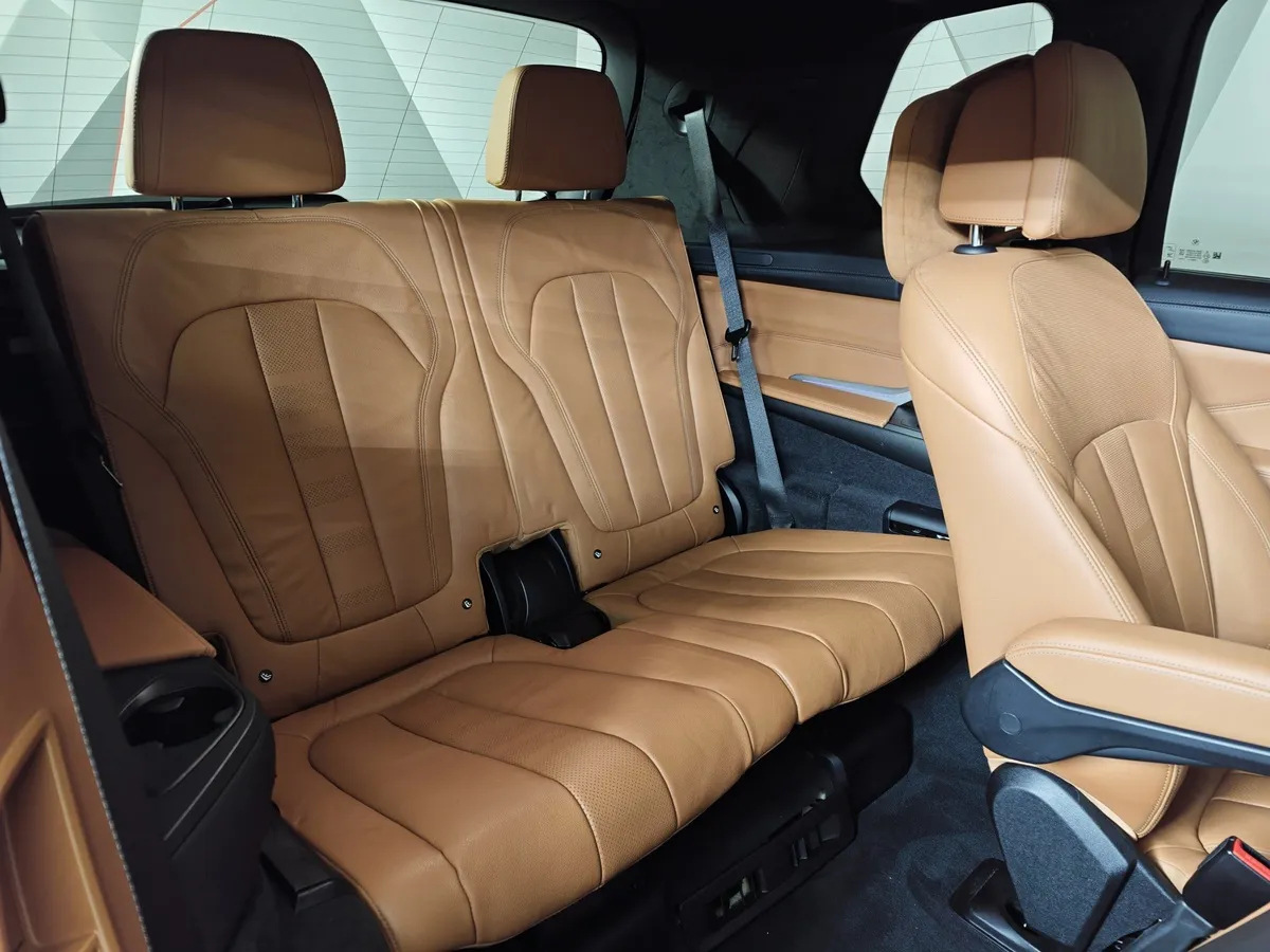 BMW X7 xDrive30d Steptronic (249 л.с.) Exclusive Launch Package Белый в АВИЛОН. Слайд №24