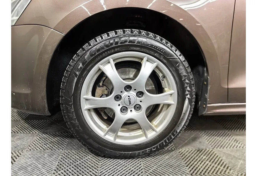 Volkswagen Jetta 1.6 MPI MT (105 л.с.) Comfortline Коричневый в АВИЛОН. Слайд №9 Volkswagen Jetta 1.6 MPI MT (105 л.с.) Comfortline Коричневый в АВИЛОН. Слайд №9