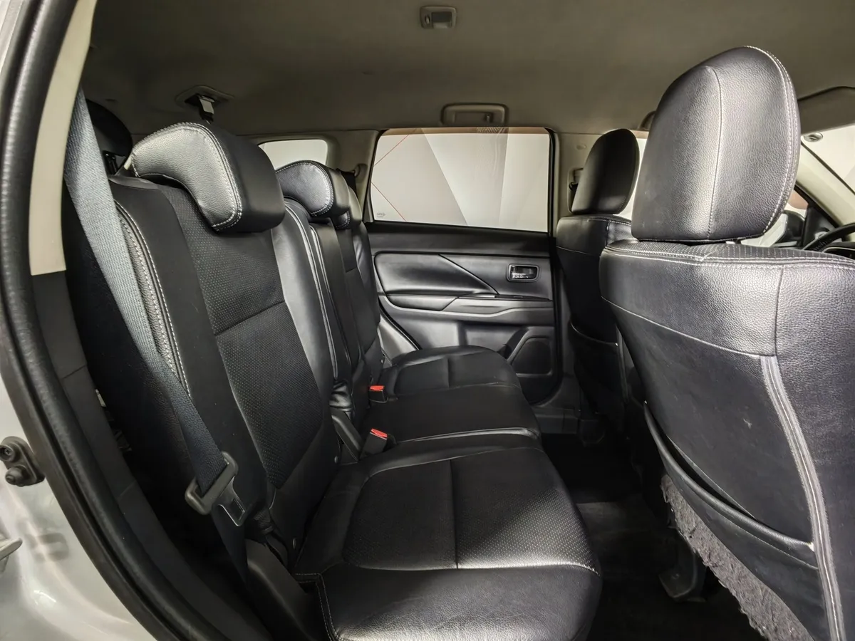 Mitsubishi Outlander 2.4 MIVEC CVT 4WD (167 л.с.) Ultimate Plus Серебристый в АВИЛОН. Слайд №16
