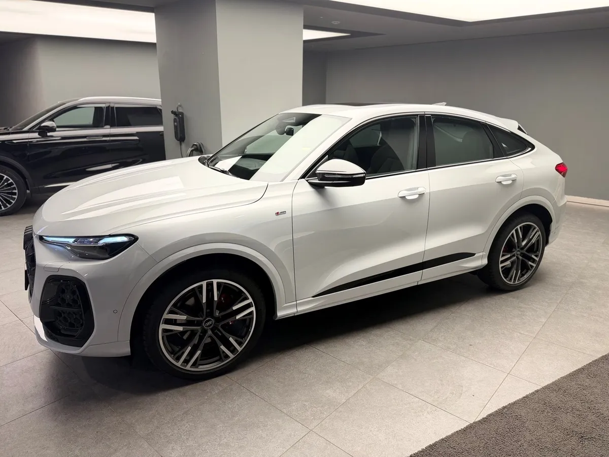 Audi Q5 Sportback 2.0 TFSI S tronic quattro (272 л.с.) Белый в АВИЛОН. Слайд №2