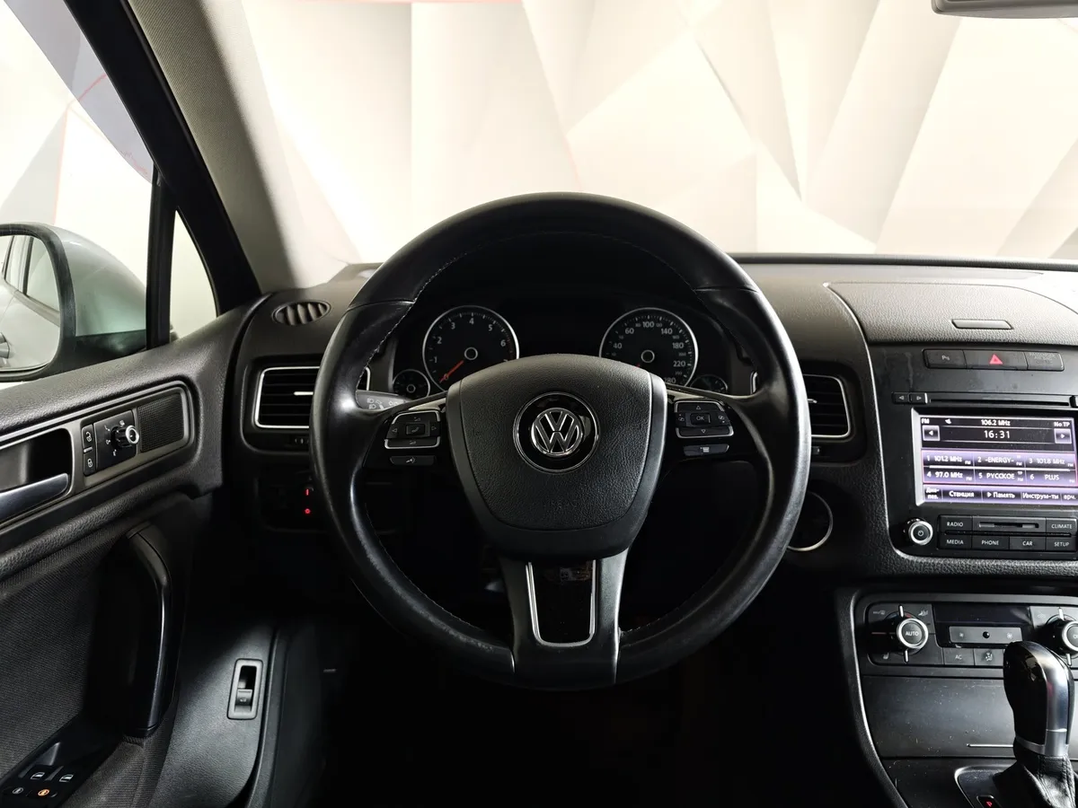 Volkswagen Touareg 3.6 FSI Tiptronic 4Motion (249 л.с.) V6 FSI Серебристый в АВИЛОН. Слайд №20