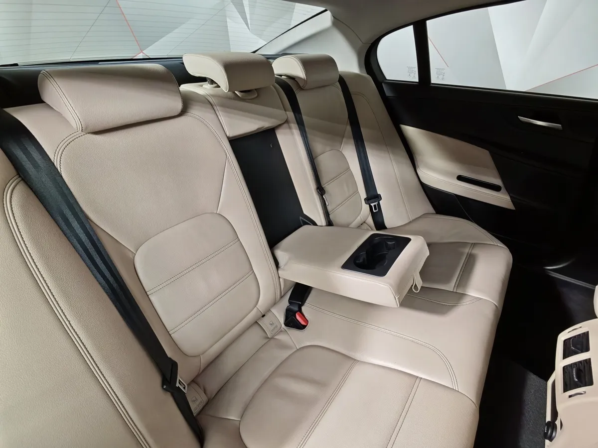 Jaguar XE 2.0 D AT AWD (180 л.с.) S Синий в АВИЛОН. Слайд №17
