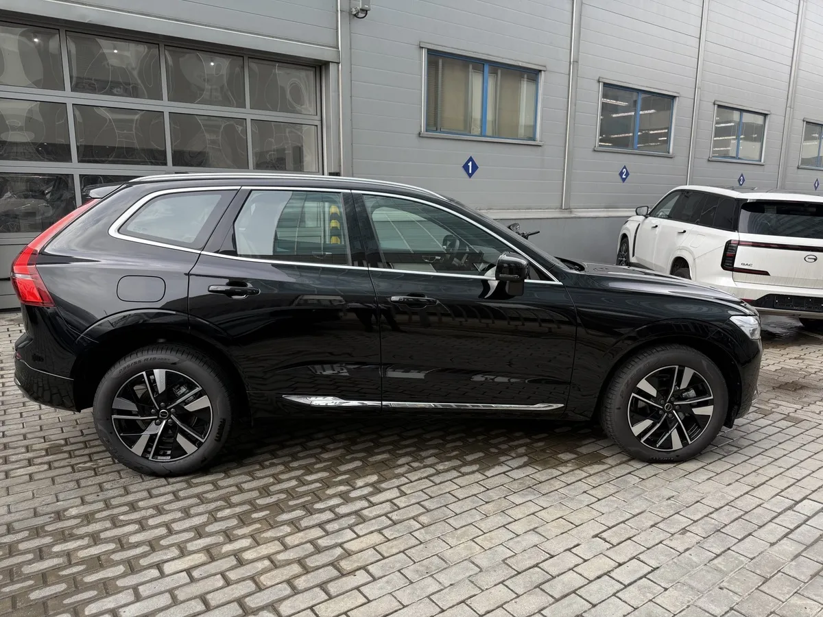 Volvo XC60 2.0 AT AWD (264 л.с.) Luxury Edition Черный в АВИЛОН. Слайд №2