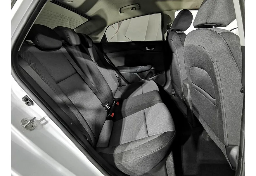 Hyundai Solaris 1.6 MT (123 л.с.) Family Белый в АВИЛОН. Слайд №17