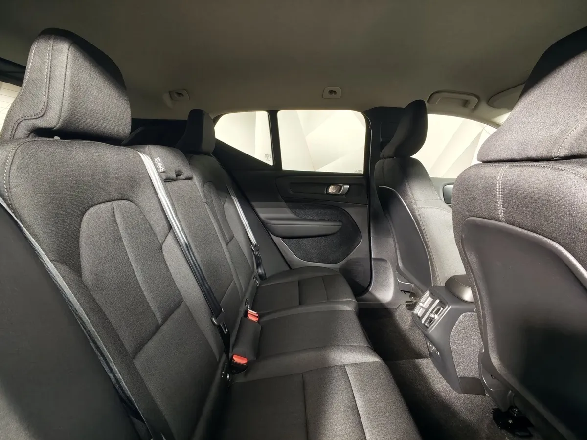 Volvo XC40 2.0 D3 Drive-E AT AWD (150 л.с.) Momentum Белый в АВИЛОН. Слайд №16