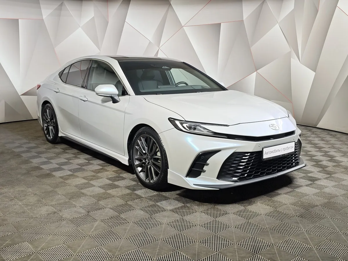 Toyota Camry 2.0h CVT (197 л.с.) Sport Plus Белый в АВИЛОН. Слайд №3