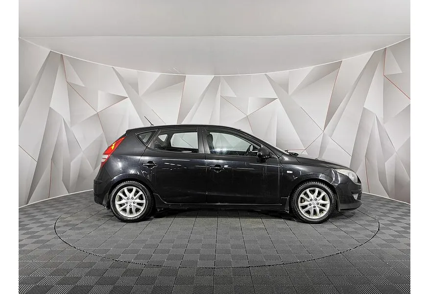 Hyundai i30 1.6 MT (122 л.с.) Черный в АВИЛОН. Слайд №6