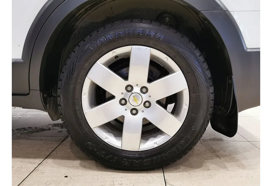 Chevrolet Captiva 2.4 AT (5 мест) (167 л.с.) LT Белый в АВИЛОН. Слайд №9