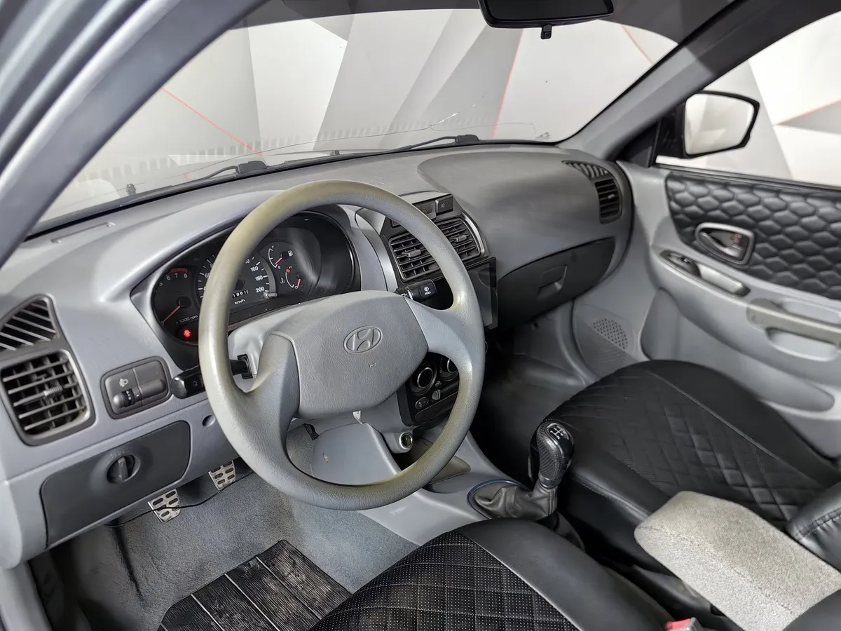 Hyundai Accent 1.5 MT (102 л.с.) Серый в АВИЛОН. Слайд №12