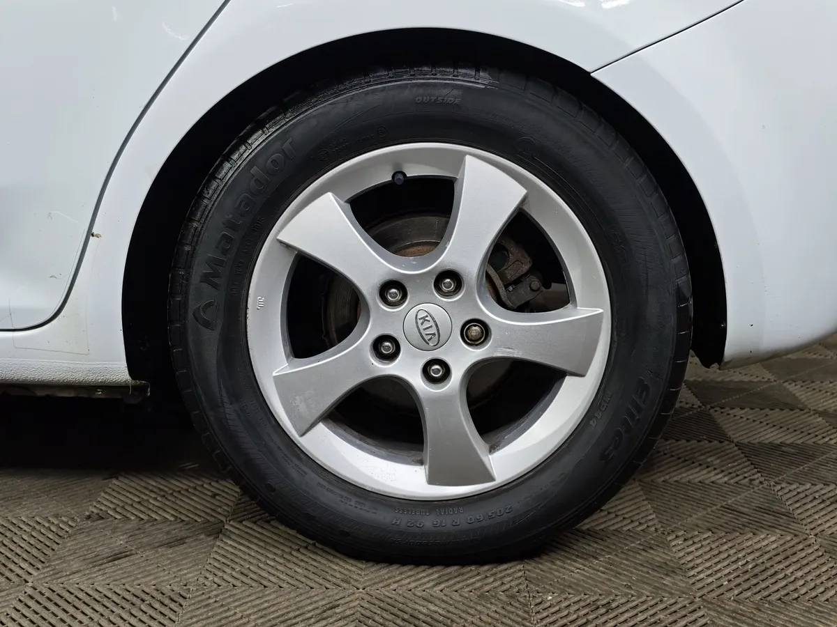 Kia Ceed 1.6 AT (122 л.с.) Белый в АВИЛОН. Слайд №9
