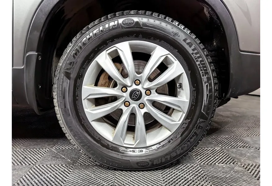 Kia Sorento 2.4 AT 4WD (175 л.с.) Comfort Серый в АВИЛОН. Слайд №9