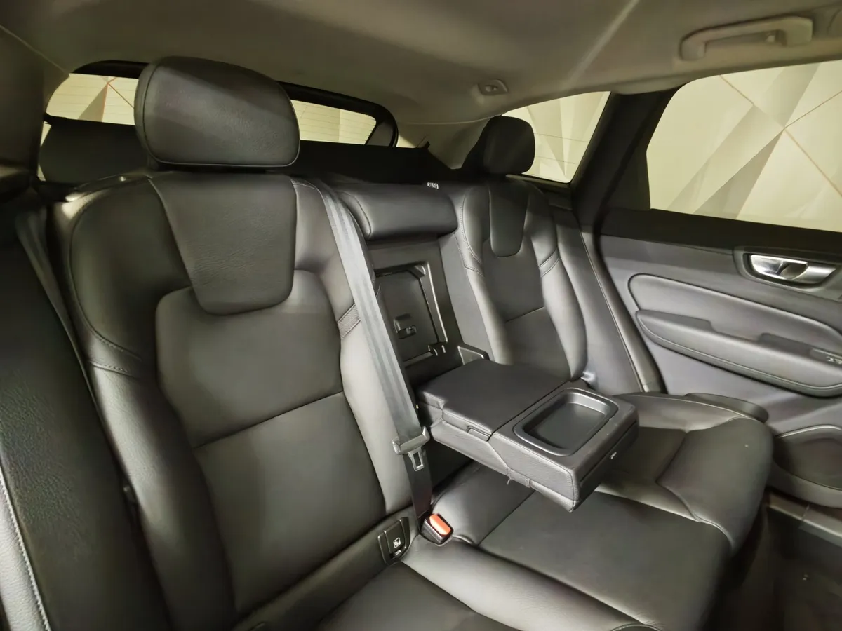 Volvo XC60 2.0 T5 AT AWD (249 л.с.) Inscription Коричневый в АВИЛОН. Слайд №17