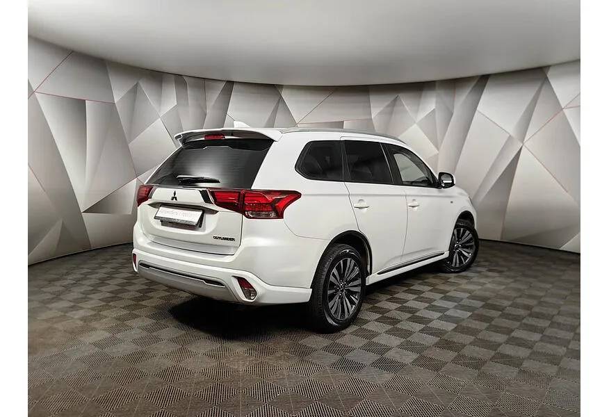 Mitsubishi Outlander 2.0 CVT (146 л.с.) Invite Белый в АВИЛОН. Слайд №2