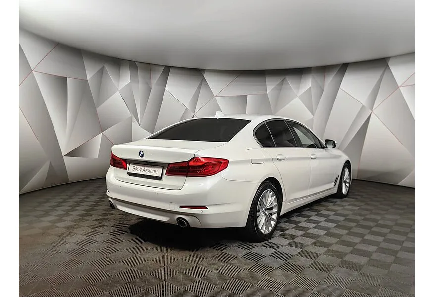 BMW 5 серия 530i xDrive Steptronic (249 л.с.) Белый в АВИЛОН. Слайд №2
