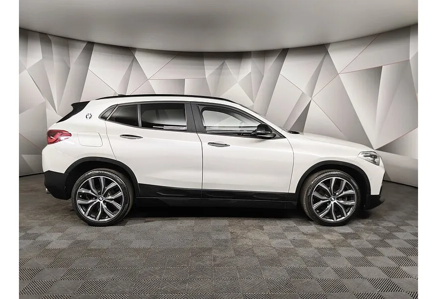 BMW X2 20i sDrive AMT (192 л.с.) Advantage Белый в АВИЛОН. Слайд №6