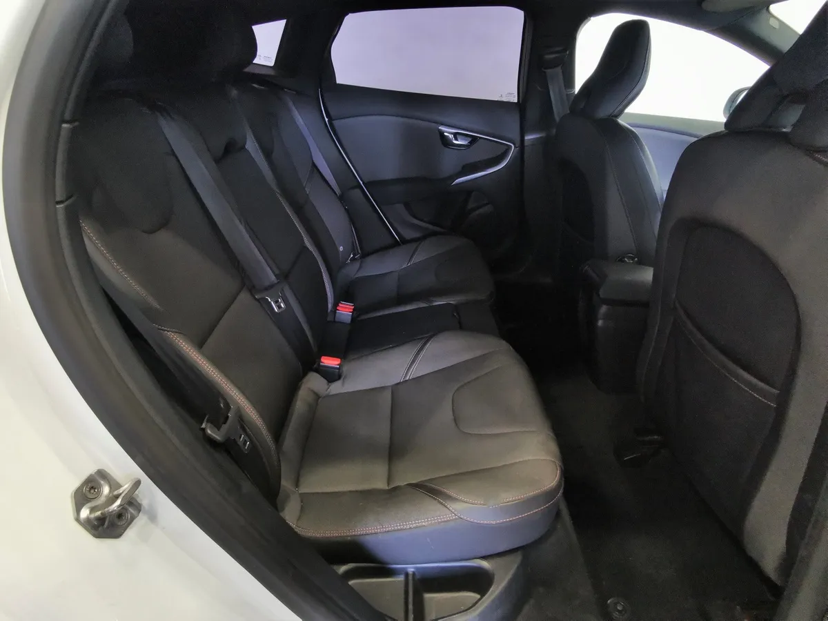 Volvo V40 1.5 T3 Drive-E Geartronic (152 л.с.) Белый в АВИЛОН. Слайд №15