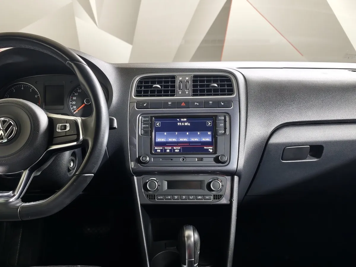 Volkswagen Polo 1.6 MPI AT (110 л.с.) Trendline Серебристый в АВИЛОН. Слайд №15