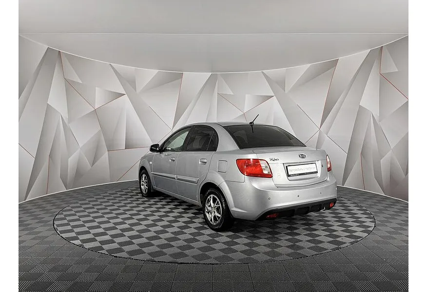 Kia Rio 1.4 AT (97 л.с.) Серебристый в АВИЛОН. Слайд №4 Kia Rio 1.4 AT (97 л.с.) Серебристый в АВИЛОН. Слайд №4