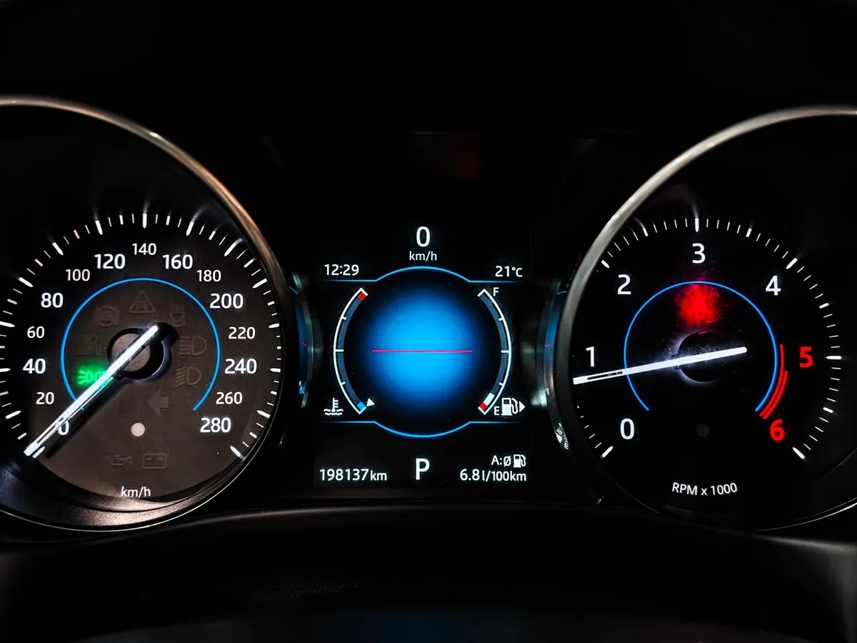Jaguar XE 2.0 D AT AWD (180 л.с.) S Синий в АВИЛОН. Слайд №18