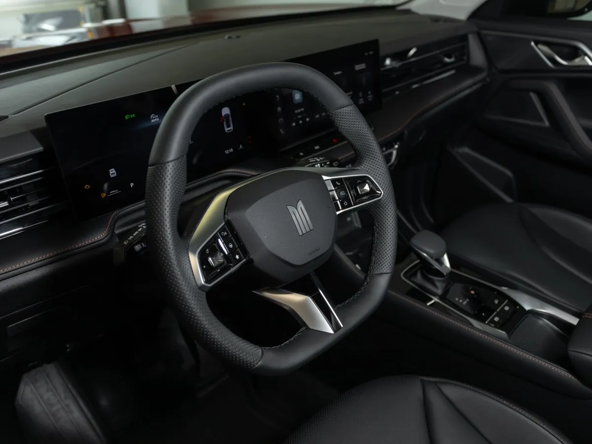 Москвич М70 1.5 DCT FWD (150 л.с.) Драйв Серебристый в АВИЛОН. Слайд №8