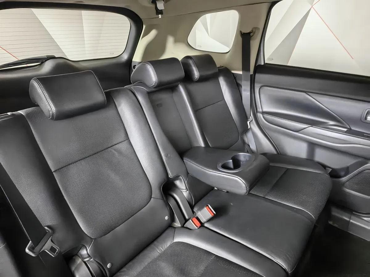 Mitsubishi Outlander 2.4 CVT 4WD (167 л.с.) Серебристый в АВИЛОН. Слайд №16