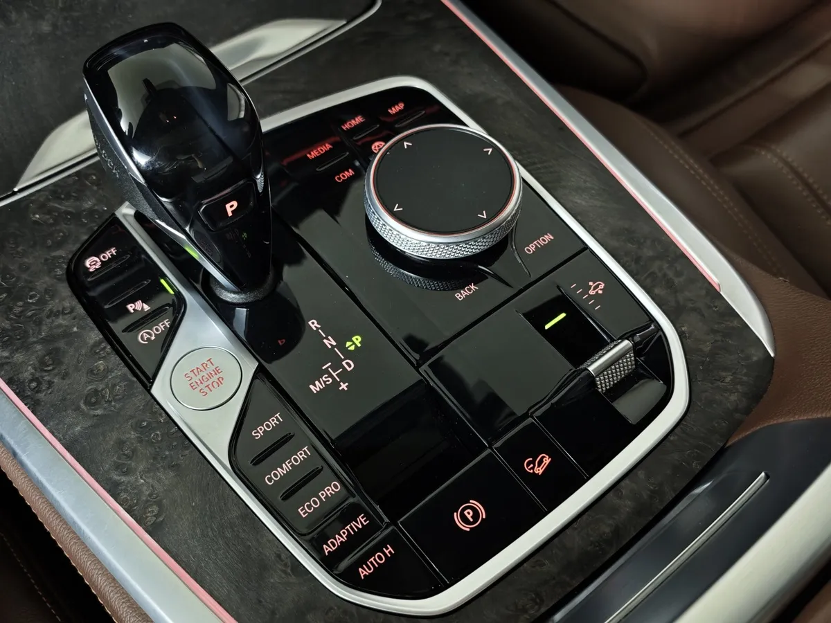 BMW X7 xDrive40i Steptronic (340 л.с.) Черный в АВИЛОН. Слайд №24