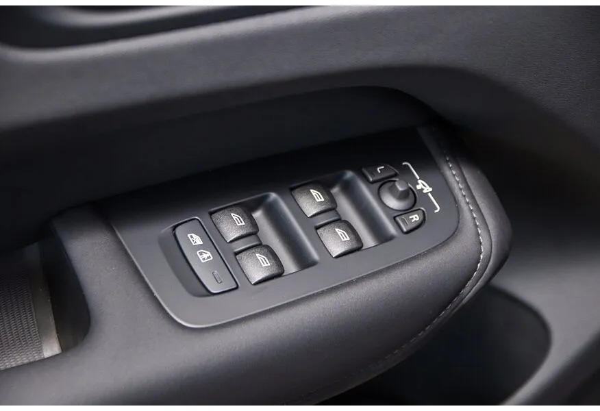 АВИЛОН - Volvo XC60 2.0 B5 8AT AWD (300 л.с.) Plus Черный - slide 5
