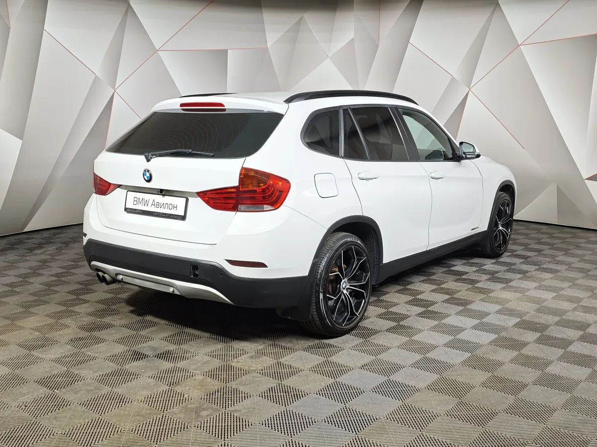 BMW X1 xDrive20i AT (184 л.с.) Белый в АВИЛОН. Слайд №2