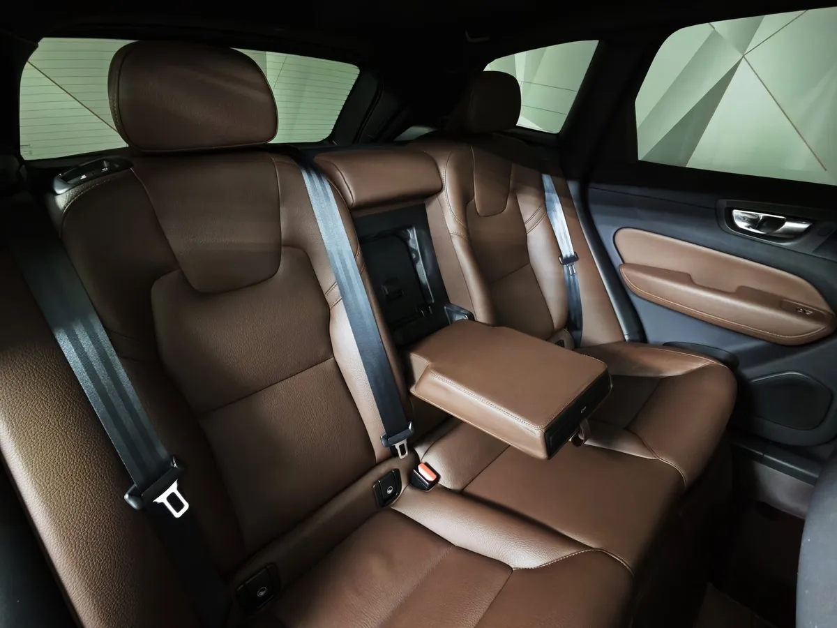 Volvo XC60 2.0 AT AWD (264 л.с.) Luxury Edition Коричневый в АВИЛОН. Слайд №17
