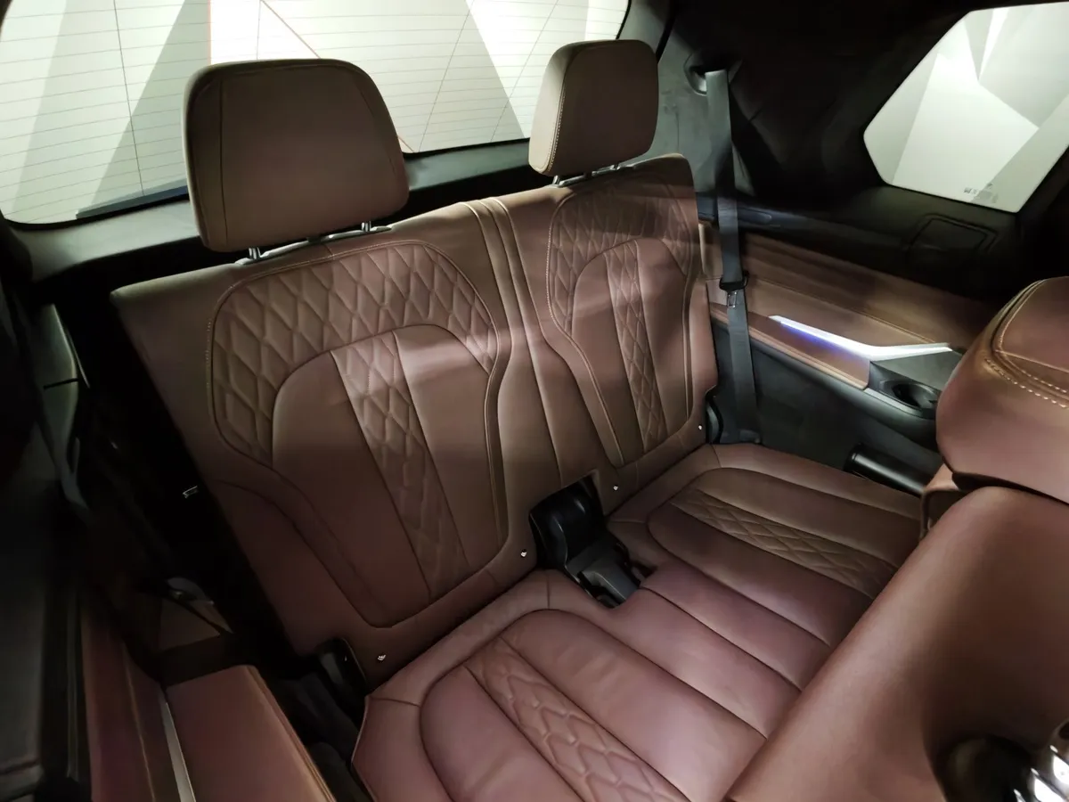 BMW X7 xDrive40d Steptronic (340 л.с.) Базовая (Локальная сборка) Черный в АВИЛОН. Слайд №32