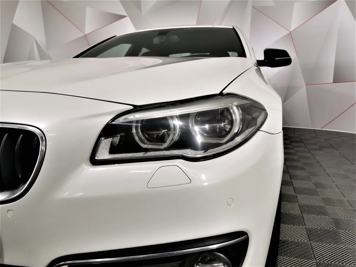 BMW 5 серия 528i xDrive AT (245 л.с.) Base Локальная сборка Белый в АВИЛОН. Слайд №8