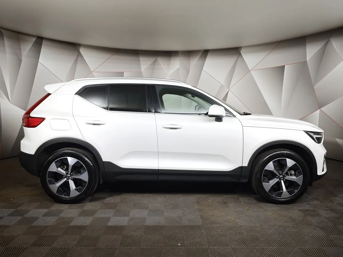 Volvo XC40 2.0 B4 AT AWD (190 л.с.) Deluxe Белый в АВИЛОН. Слайд №6