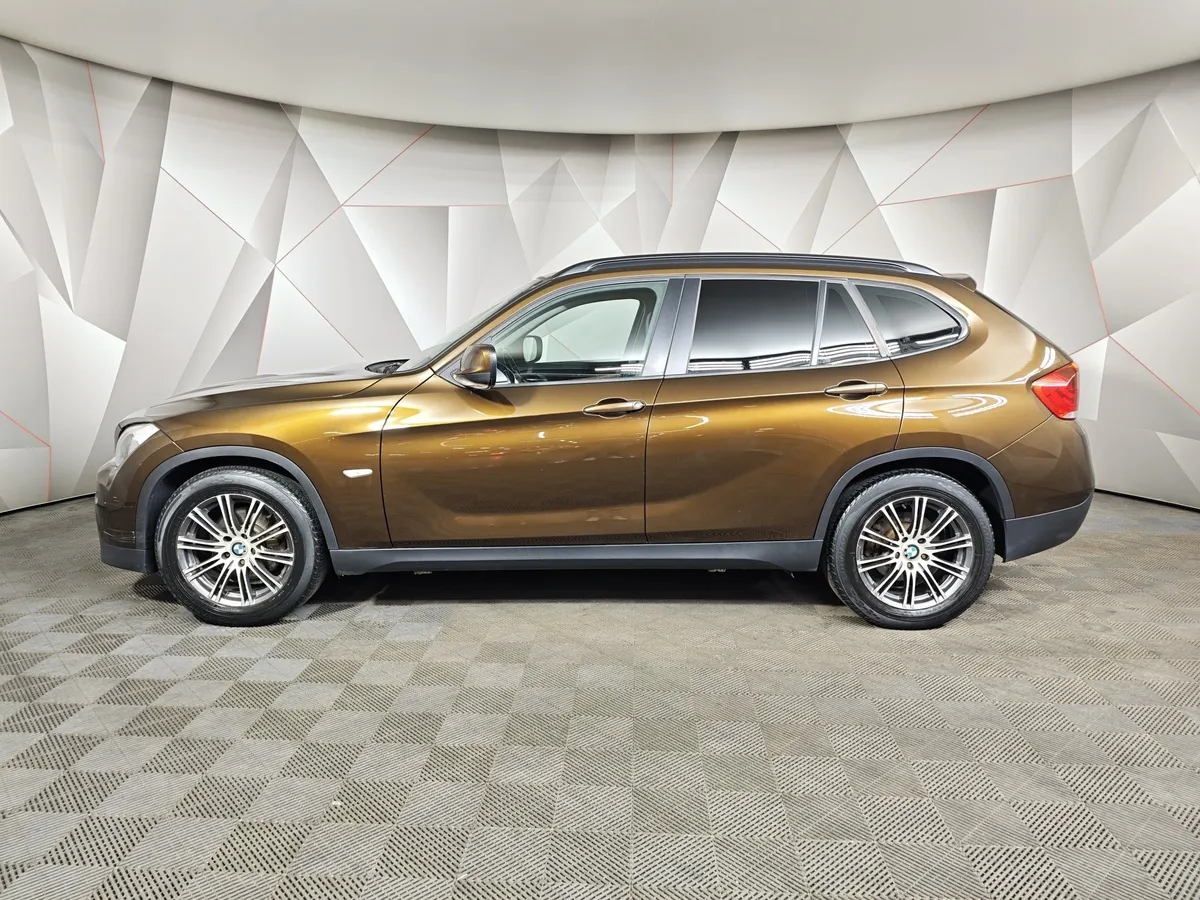 BMW X1 sDrive18i AT (150 л.с.) Base Локальная сборка Коричневый в АВИЛОН. Слайд №5