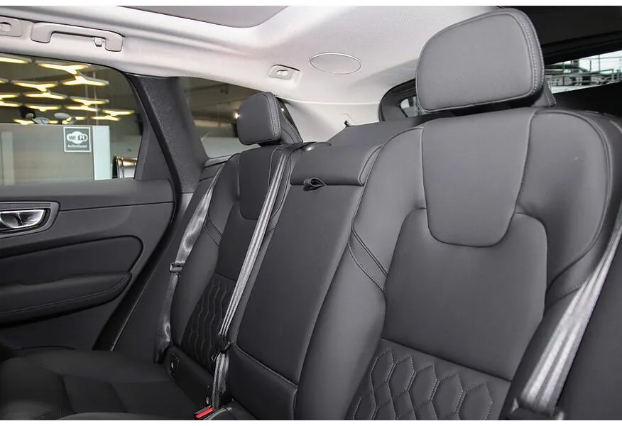 АВИЛОН - Volvo XC60 2.0 B5 8AT AWD (300 л.с.) Plus Черный - slide 9